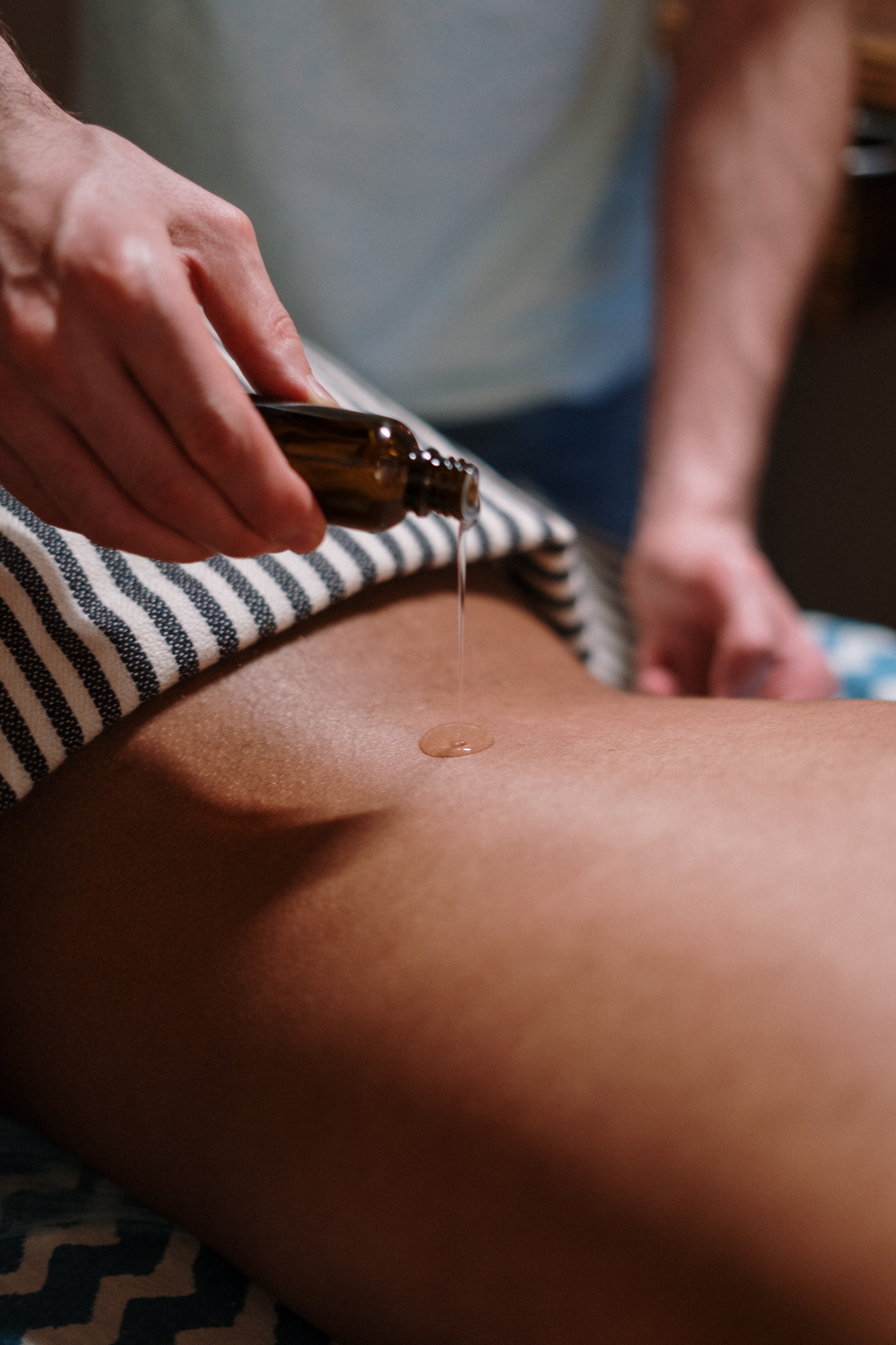 salle de massage chez Marjolie Pause, avec des bougies parfumées et une musique douce, préparée pour une séance de drainage lymphatique